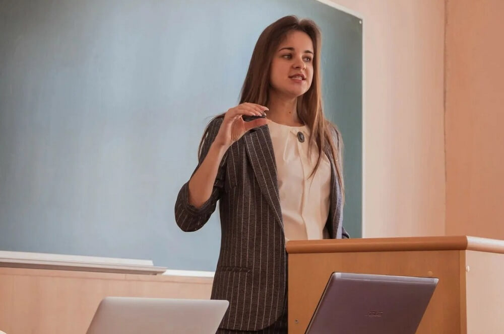 молодой преподаватель в вузе