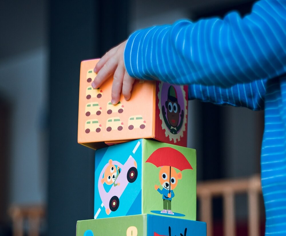 ребенок играет в кубики