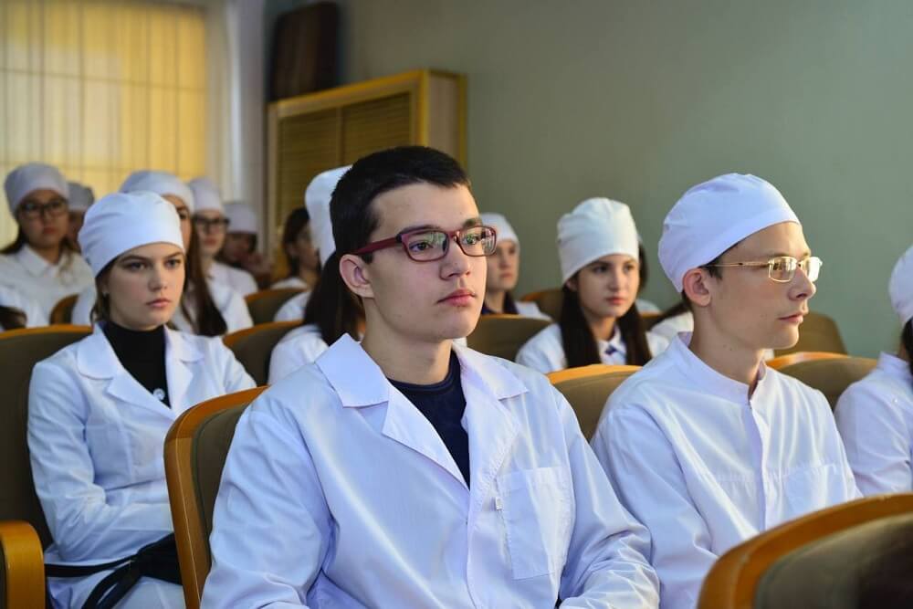 студенты медики